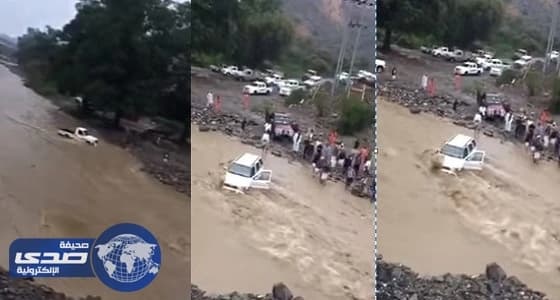 بالصور.. اندلاع حريق في مستودع لمواد البناء بالأحساء