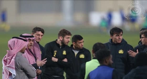 بالصور.. سلمان المالك يجتمع بلاعبي النصر