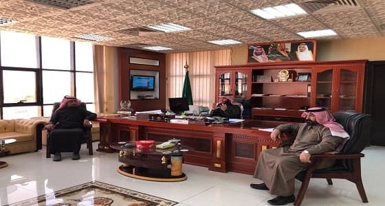 بحضور رئيس المجلس البلدي.. رئيس بلدية العويقيلة يجتمع بالمقاولين " صور "