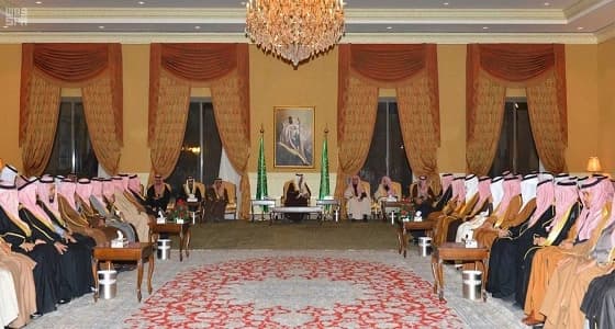 بالصور.. أمير تبوك يلتقي أهالي المنطقة في لقائه الأسبوعي