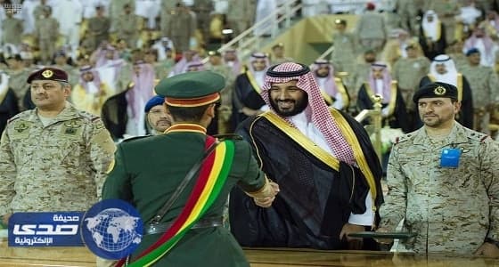 بالفيديو.. تواضع ولي ولي العهد خلال حفل تخريج ضباط كلية القيادة والأركان