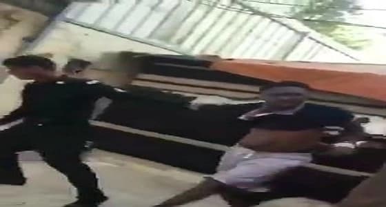 بالفيديو.. الأمن يقيد " أبو ساطور " بعد محاولته خطف طفل بالرياض