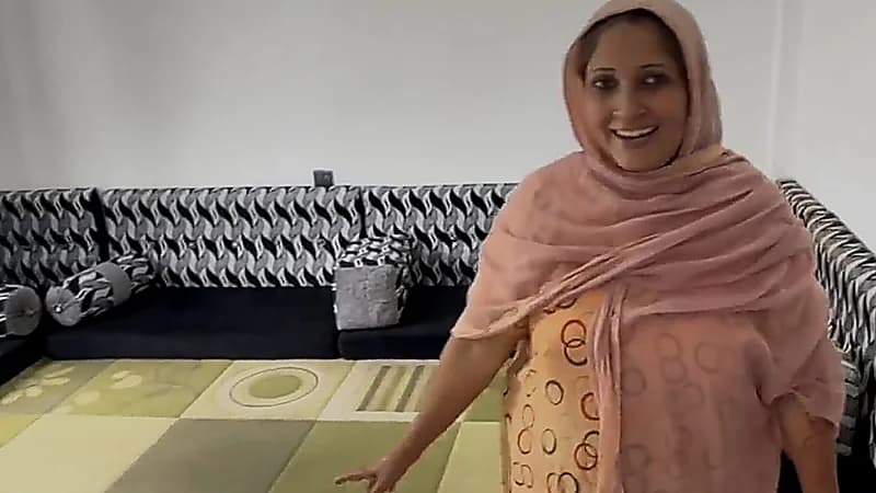 عاملة منزلية بعد عملها في المملكة تعود لبلدها مستقبلة السياح بالقهوة والكبسة .. فيديو