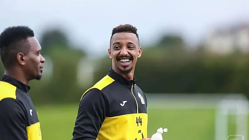 بخاري يرد على استبعادات النصر