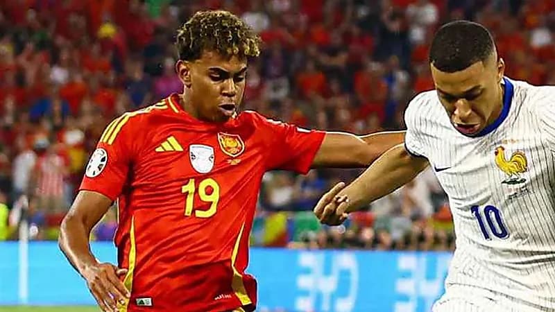 صحفي يمنح قناع النينجا ليامال .. فيديو