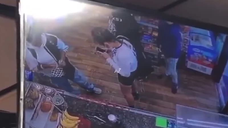 لحظة إغماء شاب أثناء محاولته استخدام مسدس في شجار داخل محل.. فيديو