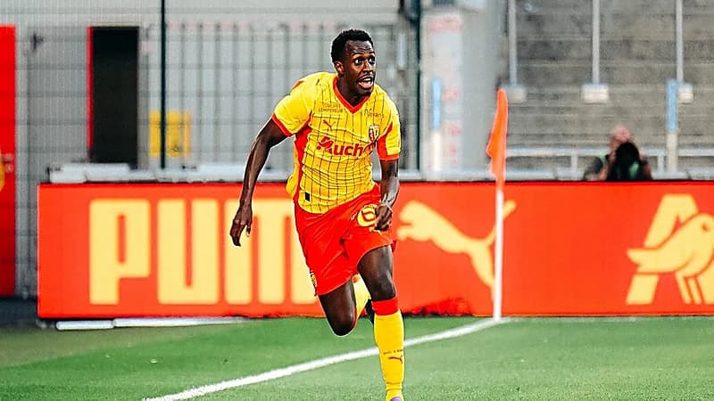 سعود عبدالحميد يستعد لمباراة باريس سان جيرمان