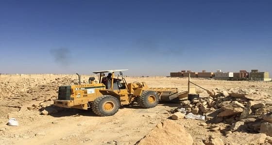 بالصور.. بلدية عرقة بالرياض تزيل تعديات على حديقة بالوادي