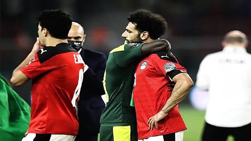 ساديو ماني يكشف عما همس به لمحمد صلاح بعد هزيمة مصر