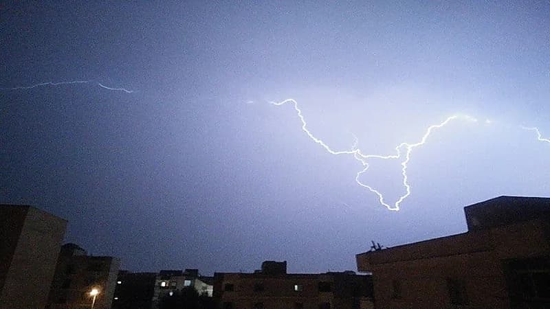 تحذير لمستخدمي طريق حوطة بني تميم باتجاه الافلاج من هبوب أمطار غزيرة