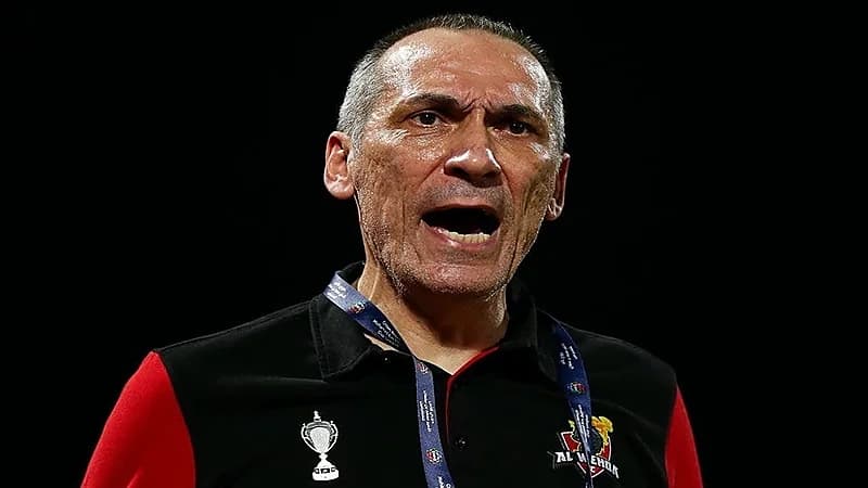 الوحدة يتعاقد مع مدرب الهلال السابق