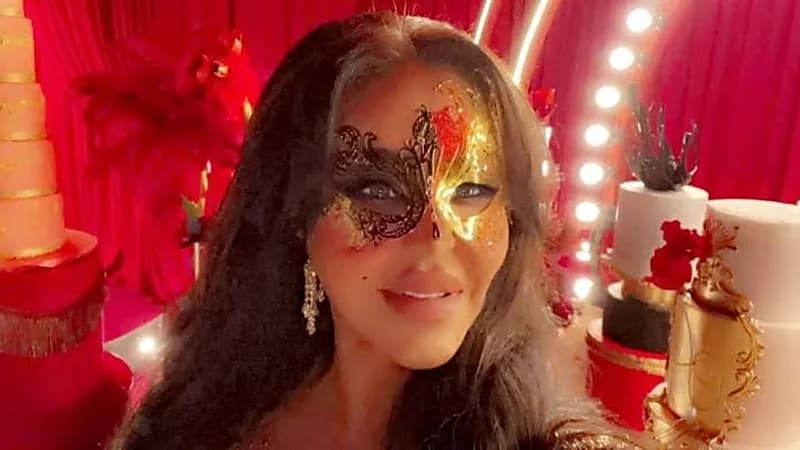 بالفيديو.. أحلام تحتفل بعيد ميلادها بالرقص والأقنعة الغريبة