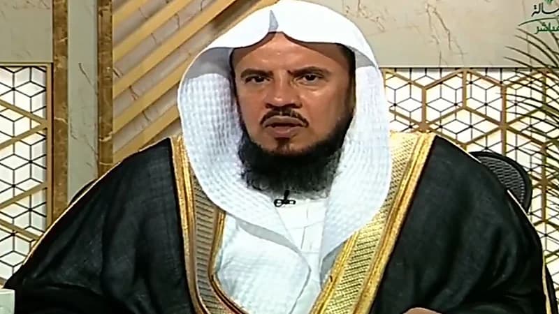 السبر يوضح حكم قراءة القرآن الكريم أثناء الاستلقاء على السرير.. فيديو