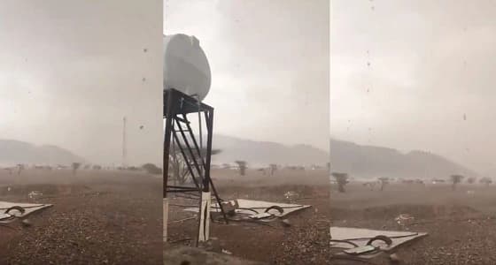 بالفيديو.. زخات البرد تنهال على شوارع خيبر في منظر مهيب