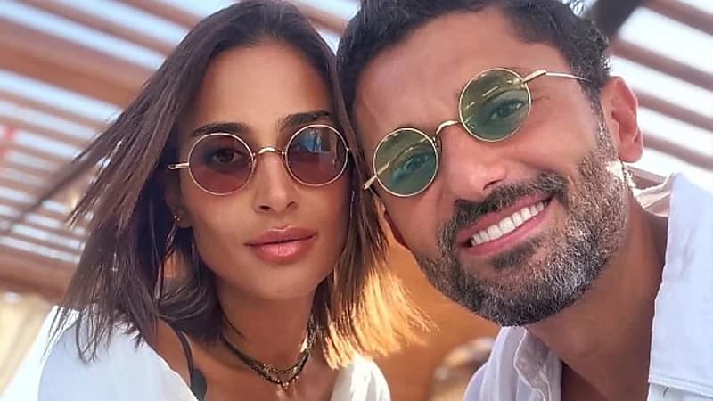 كريم محمود عبد العزيز يرد على شائعات انفصاله بصورة ورسالة لزوجته