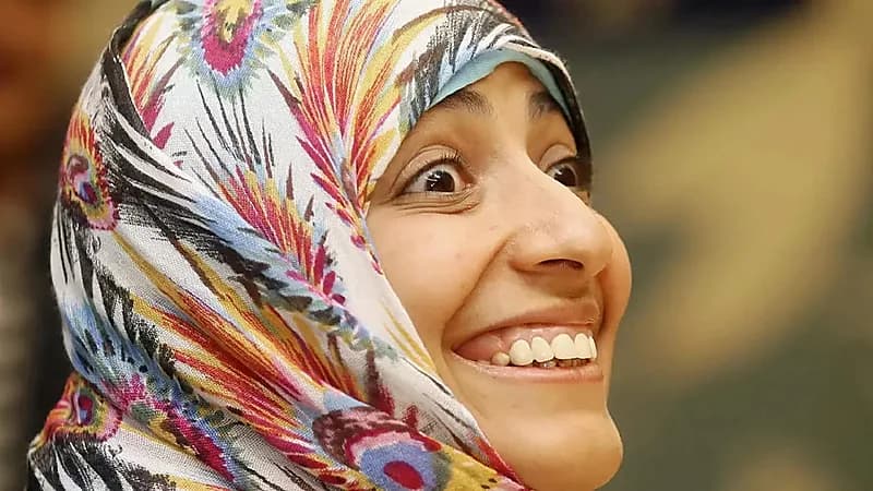 التونسيون يلقنون المرتزقة توكل كرمان درسًا