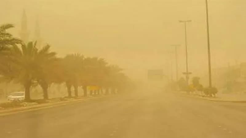 تحذيرات من عاصفة ترابية تجتاح طرق المدينة المنورة