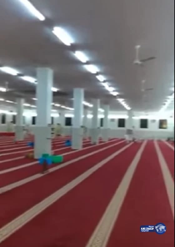 شاهد بالفيديو.. مواطن يوثق تسرب مياه الأمطار من سقف جامع الملك عبدالله بجازان رغم صيانته