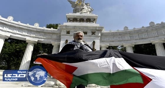 بالصور.. مواطنو المكسيك يستقبلون نتنياهو بعلم فلسطين وصور الانتهاكات