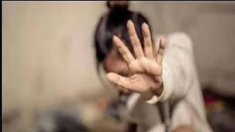شاب يحاول اغتصاب موديل أجنبية بعد استدراجها لشقته 