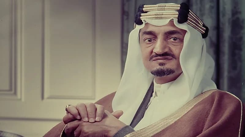 وثيقة تاريخية لمرسوم ملكي من الملك فيصل قبل 50 عامًا