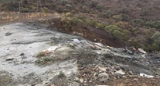 بالصور.. رصد مصنع خرسانة ينظف معداته بالقرب من المنتزهات ببلقرن