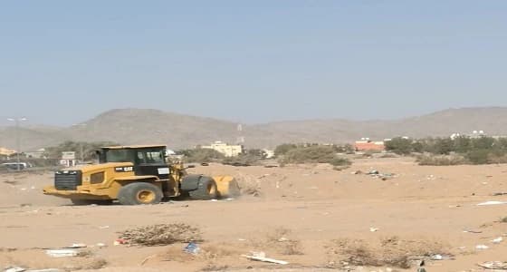 بالصور.. رفع الأنقاظ والمخلفات من حي " ريمان "