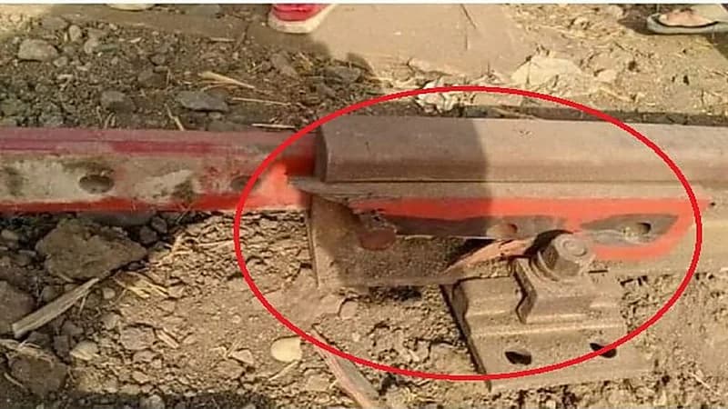 سر تركيب قطع خشبية في قضبان السكة الحديد لقطار طوخ بمصر