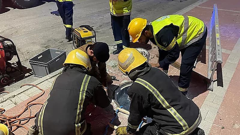 "مدني الخبر" يباشر بلاغًا عن سقوط شخص في غرفة تمديدات أرضية