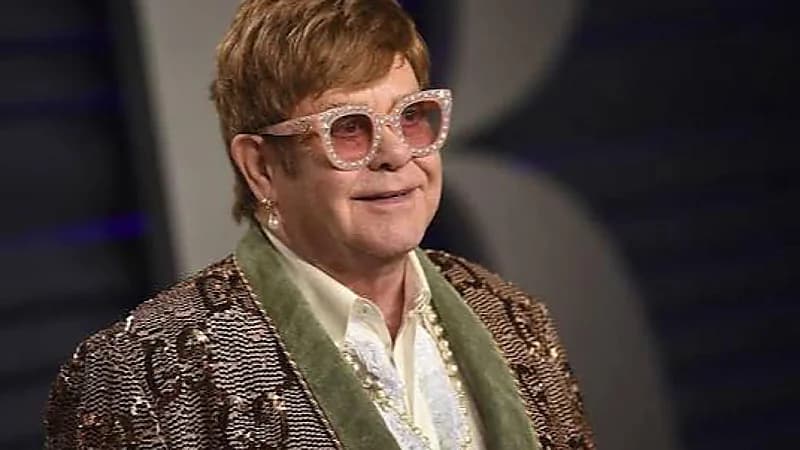 نجم البوب البريطاني يكشف تفاصيل تحويل ركبتيه لمجوهرات.. صور