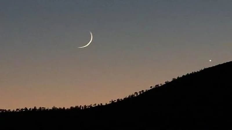 أول صور لهلال رمضان نهاراً اليوم