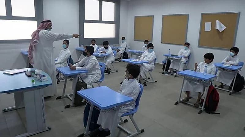 التعليم تحدد عقوبة تصوير الطلاب للمعلمين دون علمهم