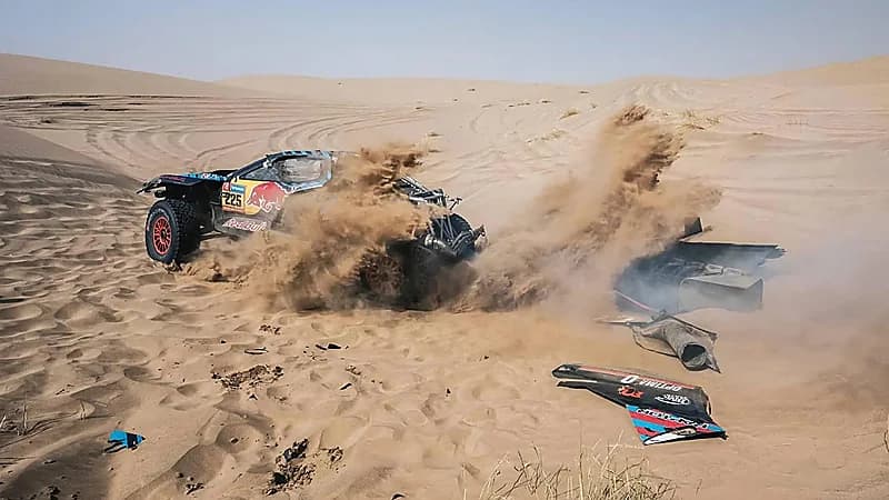 ساينز يواجه انتكاسة في رالي داكار بعد حادث انقلاب