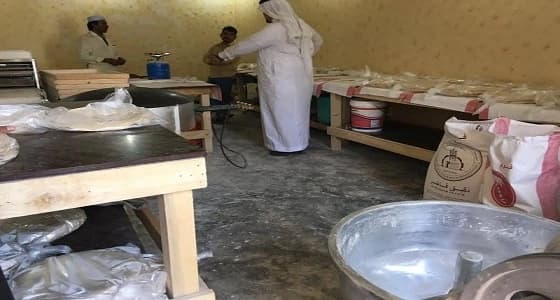 ضبط عمالة مخالفة في منزل شعبي لإعداد المخبوزات لتوزيعها بالمدينة