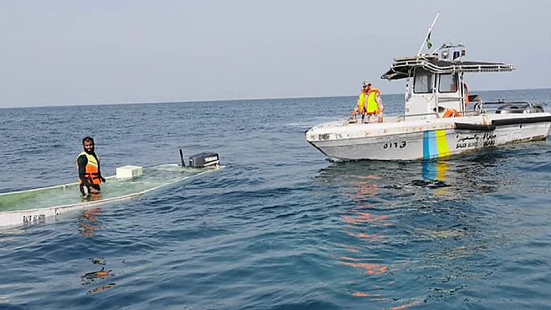 حرس الحدود ينقذ 4 مقيمين تعرضت واسطتهم البحرية لانقلاب في عرض البحر