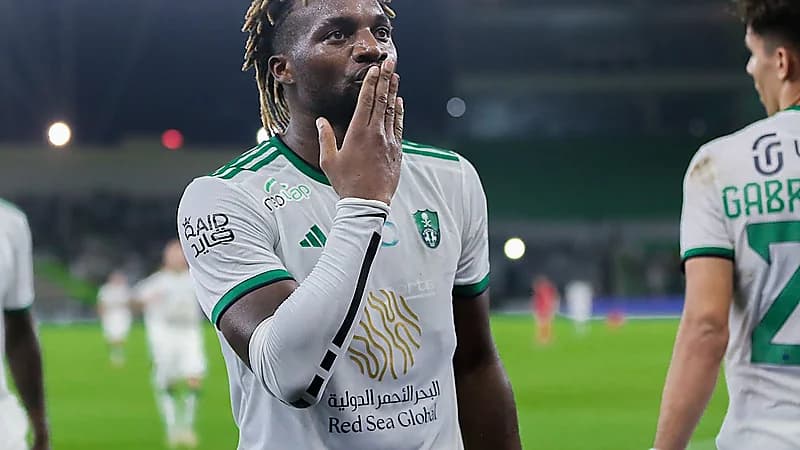 الأهلي يحسم مصير سانت ماكسيمان