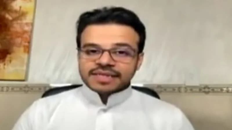 مختص يحذر من ظهور اللمبة الخضراء في آيفون "فيديو"