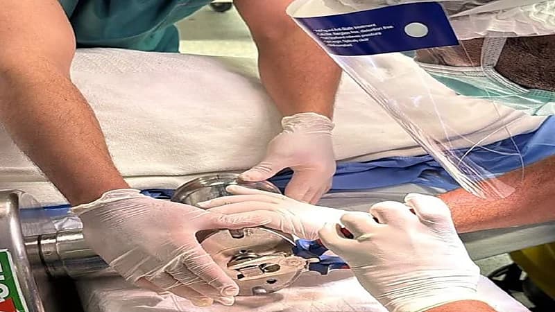 الدفاع المدني ببريدة يحرر يد شخص علقت في فرامة