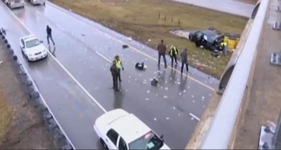 فيديو.. آلاف الدولارات تتساقط من سماء " إلينوي " الأمريكية