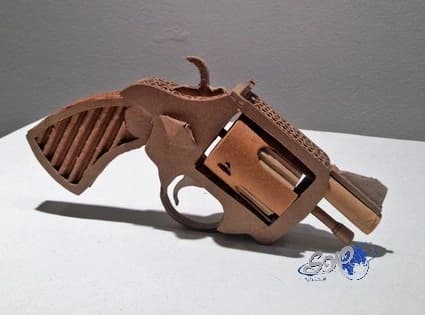 فصل طفل من المدرسة شكل مسدساً من المعجنات