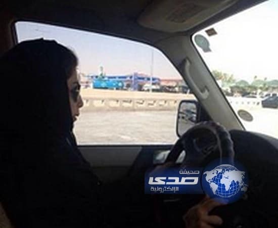  سعوديتان تتعمدان القيادة في وضح النهار (صور)