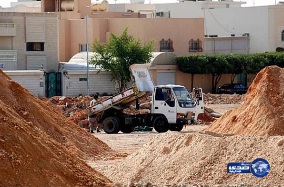 أمانة تبوك تحجز 65 معدة لمخالفتها رفع مخلفات البناء