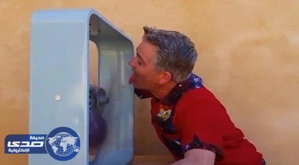 بالفيديو: مُغامر يوقف مروحة دائرة بلسانه