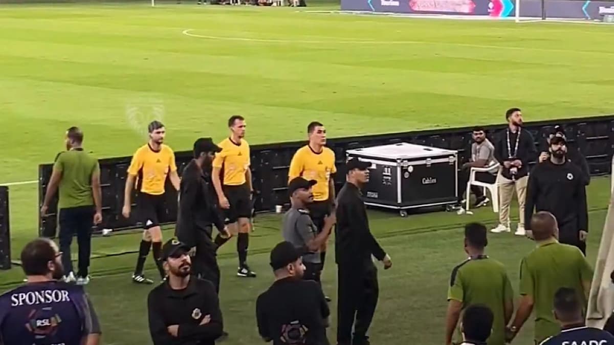 جماهير الأهلي تهاجم حكم المباراة بعد التعادل مع الرياض .. فيديو