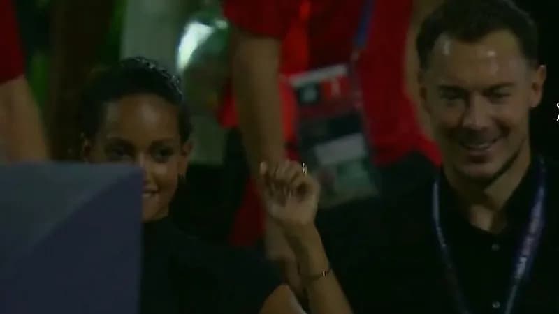 يايسله يحتفل مع زوجته بعد الفوز باللقب الآسيوي .. فيديو