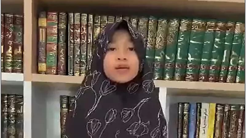 شاهد .. طفلة تايلندية لولي العهد: جزاكم الله خيرًا على عنايتكم بمسلمي تايلند