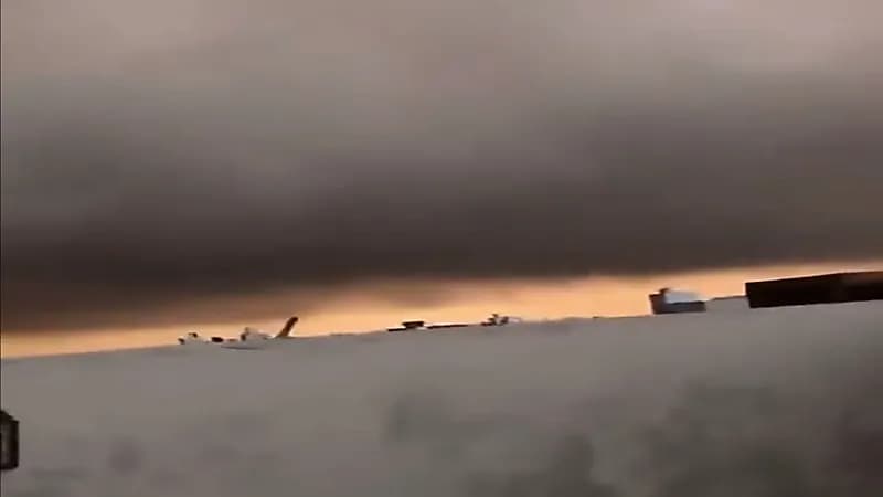 شاهد.. السحابة السوداء تغطي سماء جدة