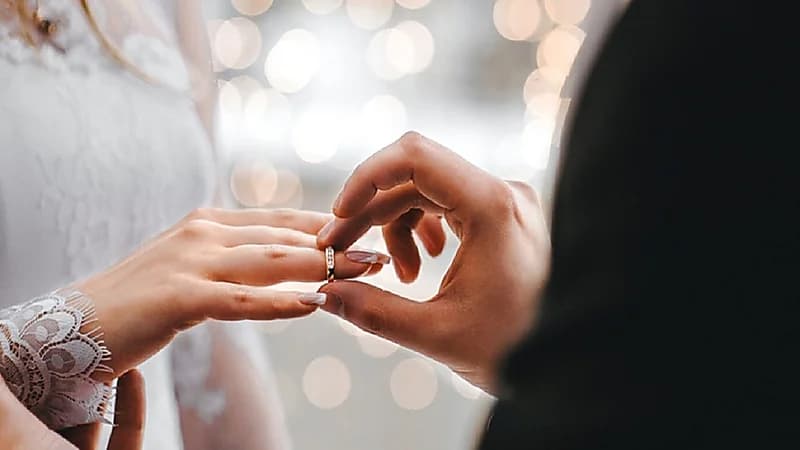 امرأة تطالب بحبس زوجها بسبب زواجه عليها