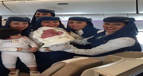 سيدة باكستانية تضع طفلتها على متن طائرة