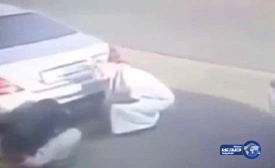 بالفيديو .. مواطن يرصد 25 ألف ريال لمن يدل على شخصين أحرقا سيارته